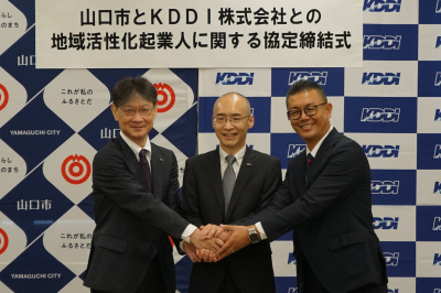 記念撮影をする市長(左)、中村映文さん(中)、KDDI株式会社の高木秀悟執行役員(右)