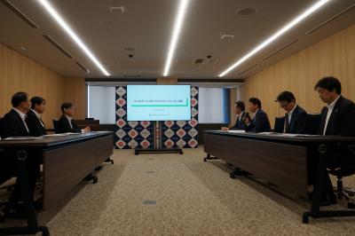 共同記者会見の様子