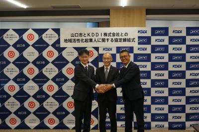 ３者で記念撮影を行う様子