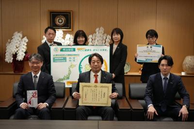 記念撮影(前列左から、市長、北島支社長、東川純也山口営業所長。後列左から、橋本泰樹小郡営業所長、鈴木薫山口西京営業所長、黄加津恵山口営業所総務課長、健康福祉部長