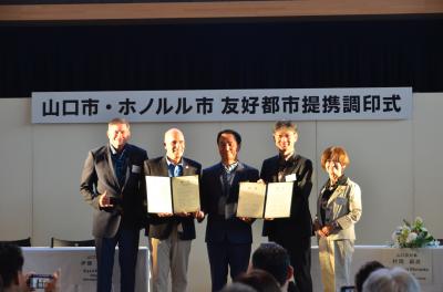 協定書を持っての集合写真