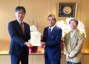 安田会長から伊藤市長へ意見書の提出