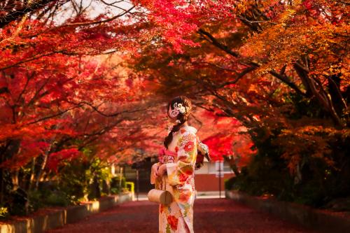 Girl-Kimono-Maples-Yamaguchi-Landscape
