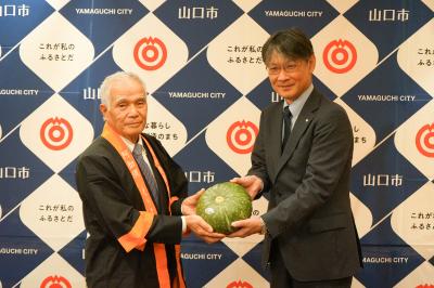 阿知須くりまさる「極」を贈呈する松崎組合長（左）と市長（右