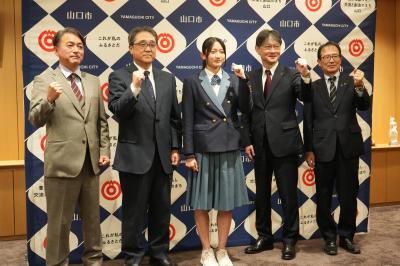 記念撮影（左から、吉崎康志顧問、古川幸隆校長、青木美空主将、市長、副市長）