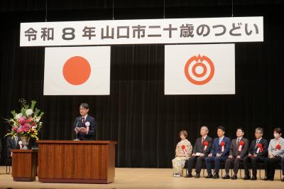 あいさつをする市長