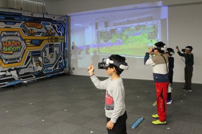 ARバトルアクションを体験する様子