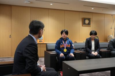 優勝報告の様子