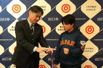 優勝メダルお披露目の様子