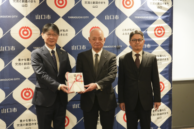 記念撮影（左から、市長、株式会社技工団 作間悦次代表取締役社長、技工団労働災害防止協力会 大西利勝会長）