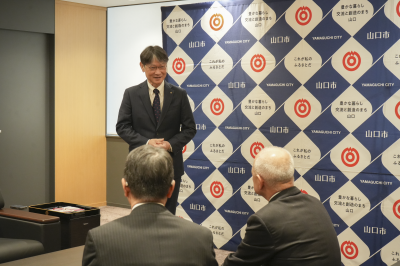 謝辞を述べる市長の様子