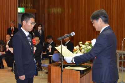 表彰状を手渡す市長（右）と高山さん（左）