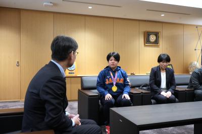 優勝報告の様子