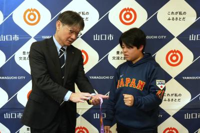 優勝メダルのお披露目の様子