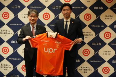 ユニフォーム贈呈の様子（その１）