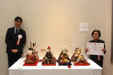 大賞受賞作と山本さん（右）、市長（左）