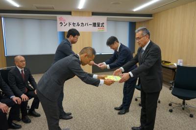 目録の贈呈を受ける様子