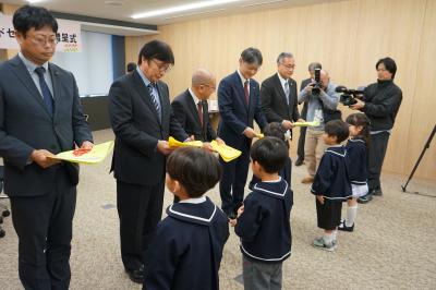園児たちにランドセルカバーを渡す様子
