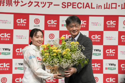 記念撮影(左から、石川さん、市長)