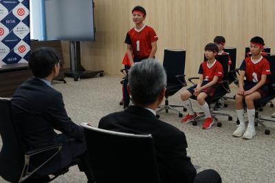 キャプテンがあいさつをする様子