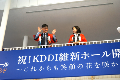KDDI維新ホール５周年　もちまきの様子
