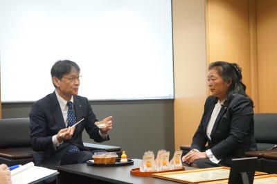 試食される市長