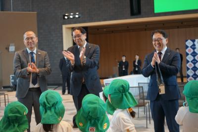 もちまきのお礼を伝える園児