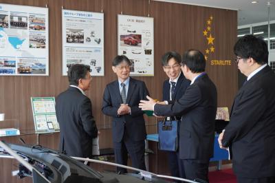 スターライト工業株式会社の自社製品について説明を受けている様子