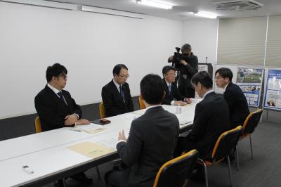スターライト工業株式会社での歓談の様子