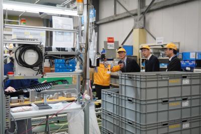 スターライト工業株式会社の工場を見学している様子