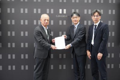 株式会社技工団作間代表取締役社長に要請書を手渡す市長