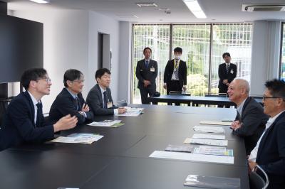 株式会社技工団での歓談の様子