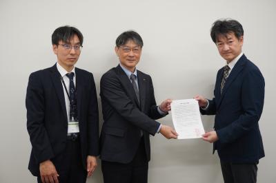 株式会社ニュージャパンナレッジ木下代表取締役に要請書を手渡す市長