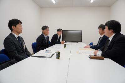 株式会社ニュージャパンナレッジでの歓談の様子