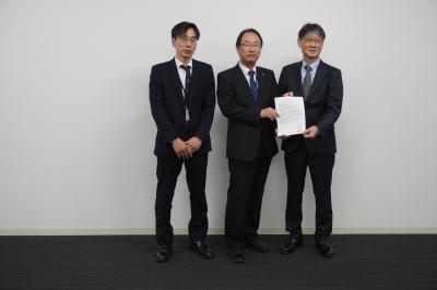 スターライト工業株式会社佐伯執行役員に要請書を手渡す市長