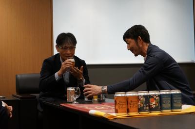 香りや色みを確認する様子