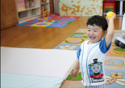ボールを投げる子どもの写真