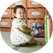 おもちゃで遊ぶ子どもの写真