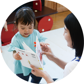 絵本を見る子どもの写真