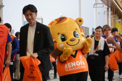 株式会社レノファ山口　渡部代表取締役社長がパレードする様子　