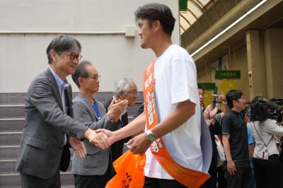 握手する市長と小田切監督