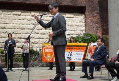 あいさつする市長