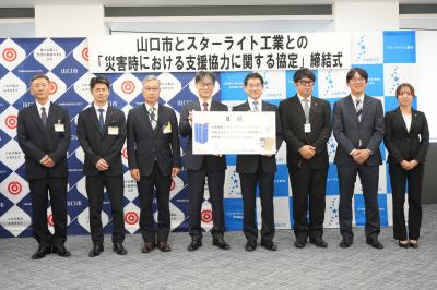 目録の贈呈