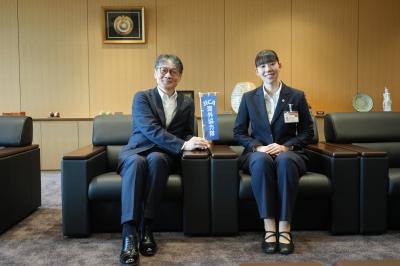 市長と吉内さん記念撮影の様子