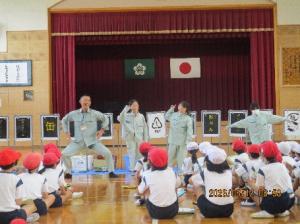 作業服を着用した児童が授業補助をしている。