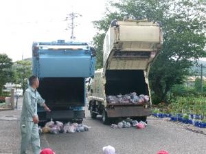 ごみ収集車から中身をおろしている。