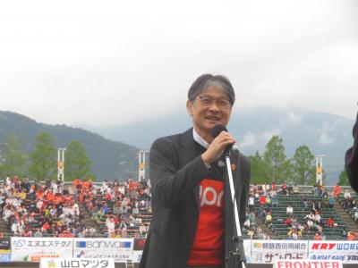 レノファの試合会場であいさつする市長