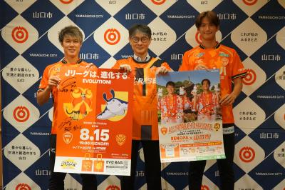 開幕戦ポスターを持つ選手と市長