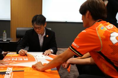 応援メッセージを記入する様子