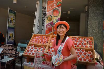 ちょうちんまつりで桃を販売する様子